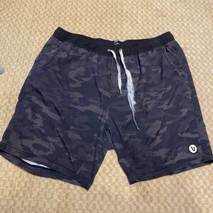 Vuori XL mens 2 in 1 shorts black camo
